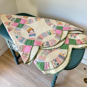 Beautiful early/mid century double wedding ring quilt❤️